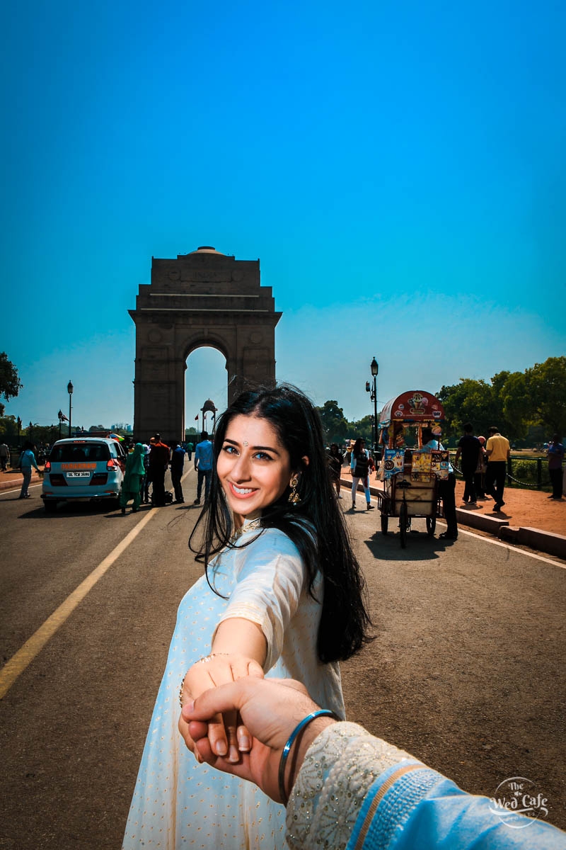 People posing in front of India Gate monument, New Delhi Stock Photo - Alamy